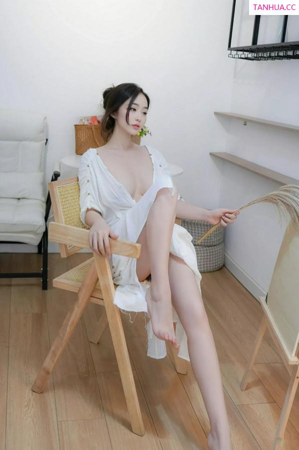   [XiuRen]高清写真图 2025.07.31 No.10603 楠芝 白色长袍第23张图片